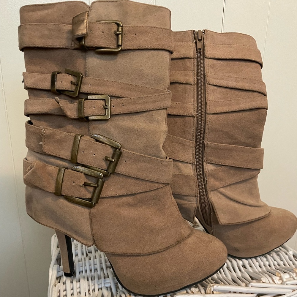Tan heeled boots with buckles